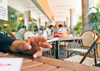 SCJN determina que prohibir consumo de alimentos y bebidas en zonas exclusivas para fumar es ilegal tras análisis de amparo