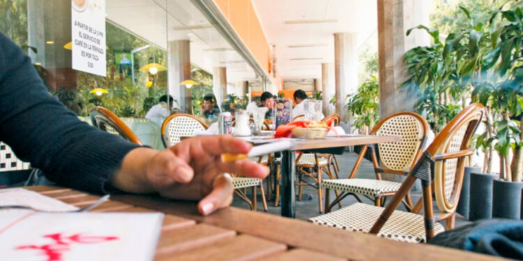 SCJN determina que prohibir consumo de alimentos y bebidas en zonas exclusivas para fumar es ilegal tras análisis de amparo