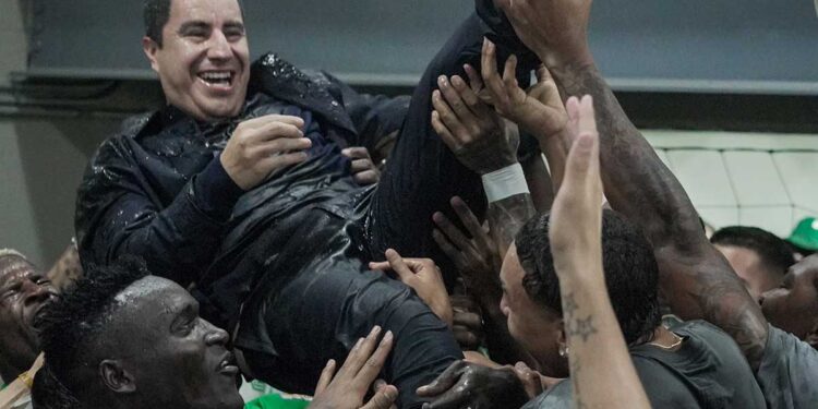 Petro deberá intervenir para evaluar la draconiana sanción contra el técnico mexicano Efraín Juárez