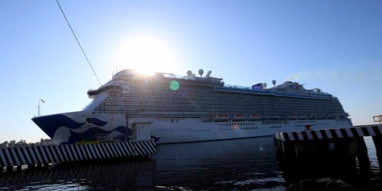 Más de 8 mil cruceristas visitan Mazatlán este martes, con un doble arribo