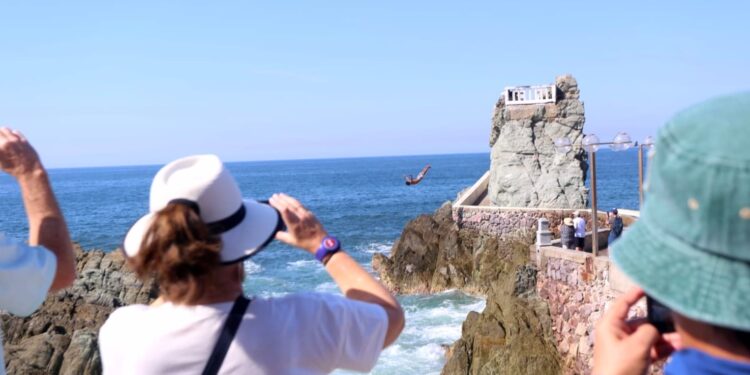Mazatlán recibe al crucero Koningsdam con más de 3 mil personas a bordo