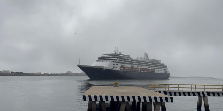 Crucero Zaandam arriba a Mazatlán con más de mil 300 pasajeros