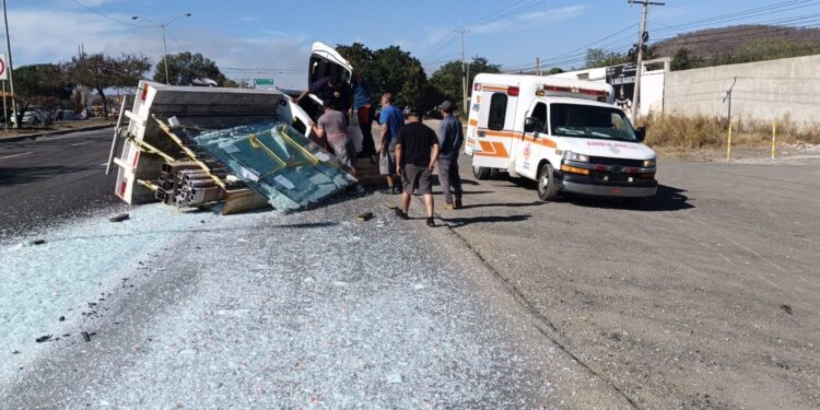 Vuelca camioneta cargada de vidrio y aluminio en la Carretera Internacional frente al Castillo