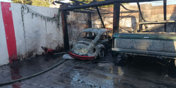 Incendian vehículos en un domicilio de la colonia Miguel de la Madrid en Culiacán