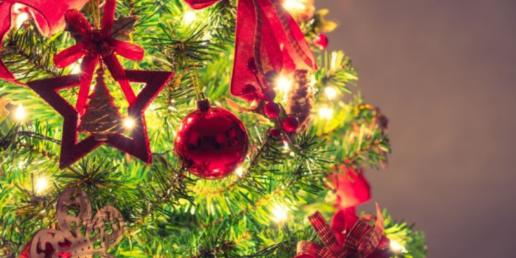 Niño enciende las luces de su árbol de navidad y muere electrocutado, ¿Qué le pasó?