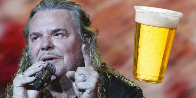 Fher, vocalista de Maná, arremete contra el precio de las cervezas en los conciertos: “Están bien caras”