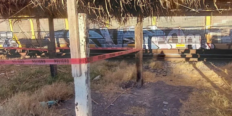 Hombre se queda dormido en las vías y tren le amputa ambas piernas en Gómez Palacio