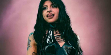 ‘Yo no peleo por cuero’: Cazzu regresa triunfal a los escenarios; fans abuchean a Nodal