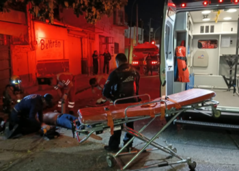 Bomberos rescatan a hombre que quedó atrapado en un incendio en Culiacán