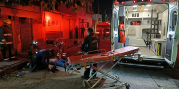 Bomberos rescatan a hombre que quedó atrapado en un incendio en Culiacán