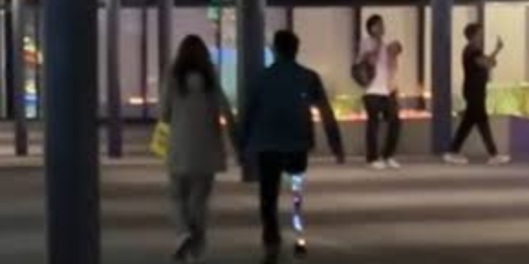 Hombre adorna su pierna protésica con luces navideñas y se vuelve viral