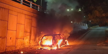 Incendian auto y hieren a disparos a joven en Culiacán