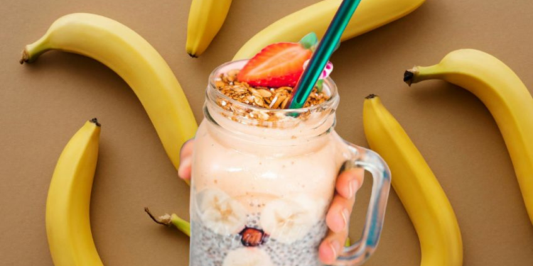 Licuado de plátano con manzana y linaza, ¿Para qué sirve tomarlo todas las mañanas?
