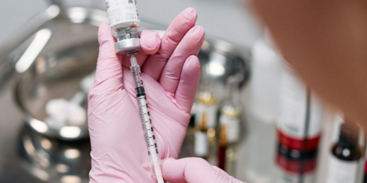 Rusia lanzará una vacuna contra el cáncer que será gratuita: ¿Cuándo estará disponible?