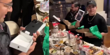 ¡Buen gesto navideño! Jefa sorprende a sus empleados con un iPhone 16 Pro Max en la posada