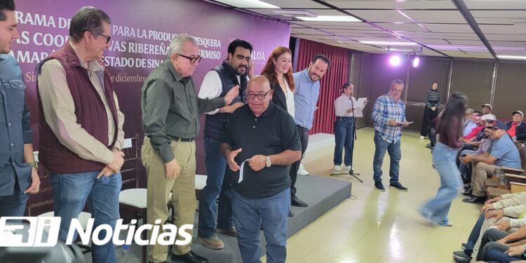 Gobernador entrega apoyos a pescadores 176 cooperativas con permiso de camarón en Sinaloa