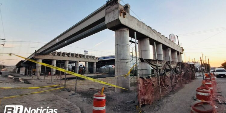 A cuatro meses de que culmine la construcción del Paso Superior Colosio, la obra muestra avance, pero el caos vial continúa