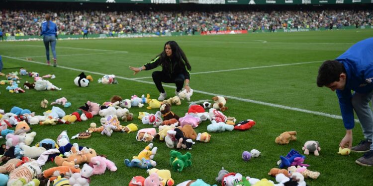 Recogen más de 20 mil muñecos de peluche en la cancha del Real Betis | Video