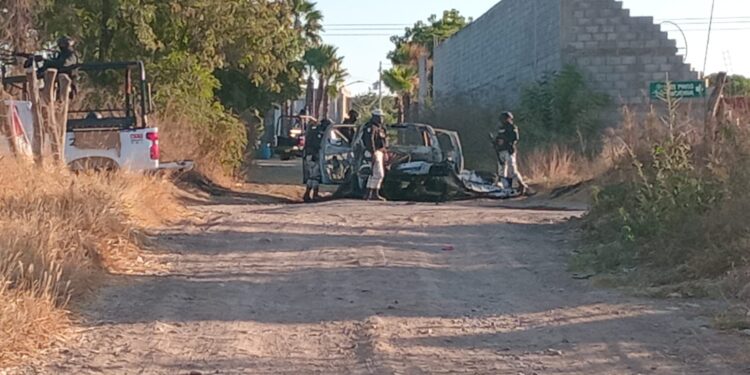 Se incendia camioneta y explota en Limita de Itaje en Culiacán