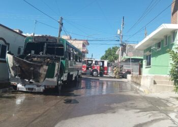 Se incendia camión de pasajeros en Villa Unión al sur de Mazatlán