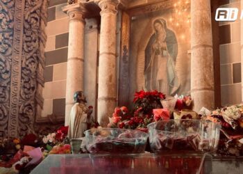 Feligreses visitan a la Virgen de Guadalupe en la Catedral de Mazatlán