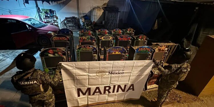 Secretaría de Marina decomisa maquinitas, droga, una motocicleta y un arma en Mazatlán