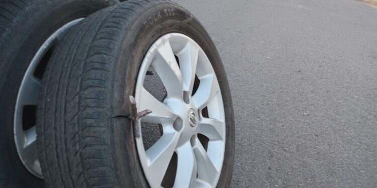 Sujetos arrojan ponchallantas en el bulevar Lola Beltrán en Culiacán