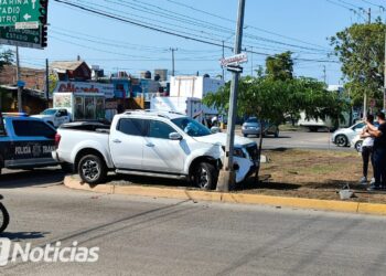 Se pasa el alto y choca en Insurgentes y Juan Pablo II