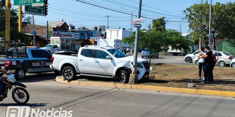 Se pasa el alto y choca en Insurgentes y Juan Pablo II