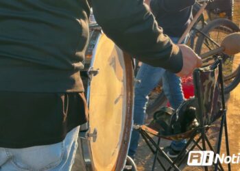 Por ola de violencia y falta de turismo, músicos se ganan la vida tocando en los semáforos de Mazatlán