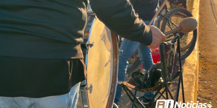 Por ola de violencia y falta de turismo, músicos se ganan la vida tocando en los semáforos de Mazatlán