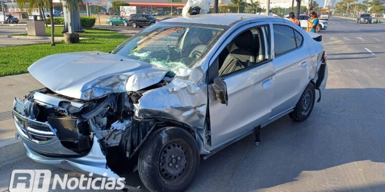 Aparatoso choque entre automóvil y tráiler deja cuantiosos daños materiales