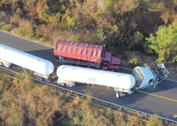 Bloquean con tráileres la carretera Culiacán-Mazatlán, a la altura de Elota