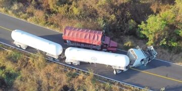 Bloquean con tráileres la carretera Culiacán-Mazatlán, a la altura de Elota