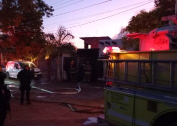 Incendio de vivienda en Lomas de Rodriguera en Culiacán deja una persona lesionada y daños materiales