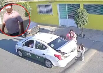 Taxista se roba los regalos navideños de una familia y sus compañeros lo obligan a regresarlos | VIDEOS