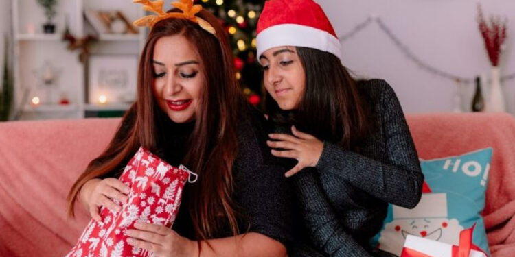 ¿Qué dar de regalo de Navidad a una mujer?, opciones para no fracasar en el intento