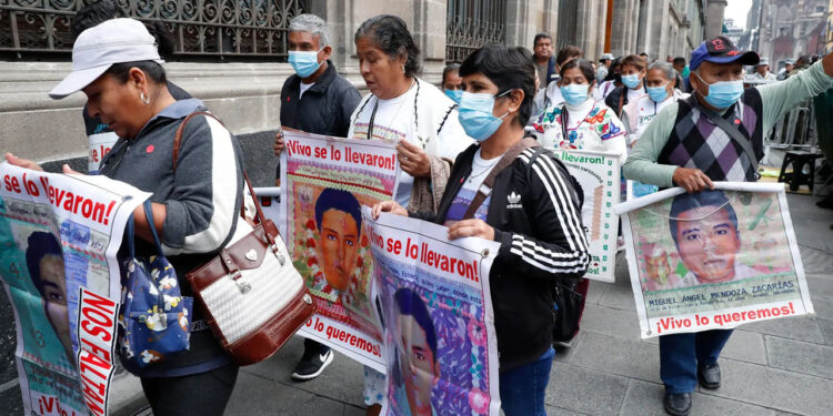 Sheinbaum promete a padres de Ayotzinapa una “nueva visión” del caso sin “confrontación”