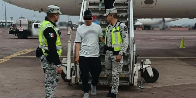 FGR debe determinar delitos de pasajero que intentó desviar vuelo a EE.UU.: Sheinbaum