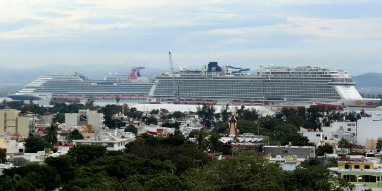 Mazatlán recibe a más de 8 mil turistas con la llegada de dos cruceros