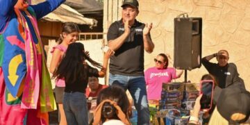 Memo Romero lleva alegría a niños de Mazatlán en el Día de Reyes