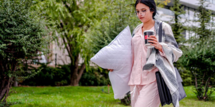 La moda que incomoda: gente en pijama por las calles; ¿Estilo o fodonguez?