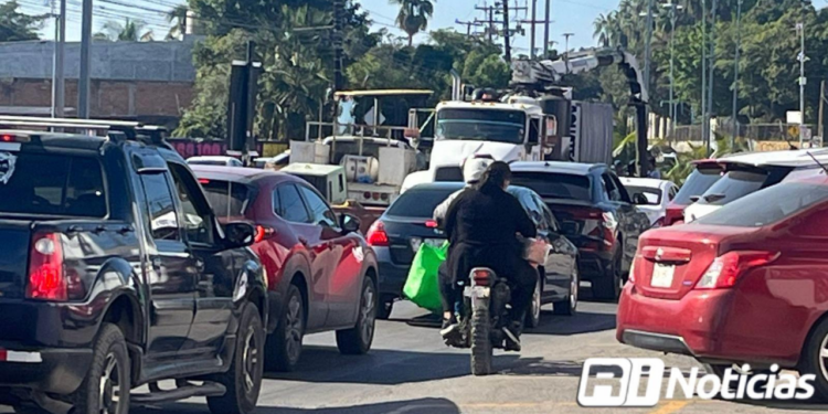 Por trabajos de JUMAPAM, colapsa Av. Gabriel Leyva en Mazatlán