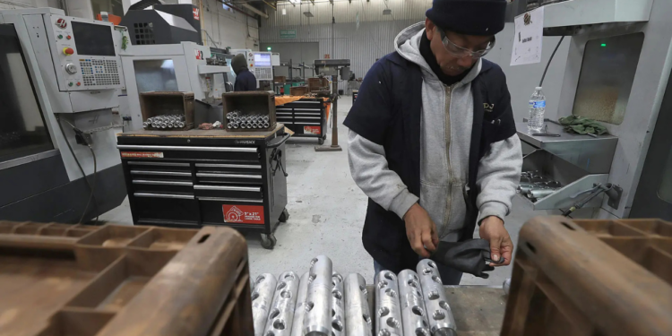 México eleva su déficit comercial en 50% hasta los 8 mil 212 millones de dólares