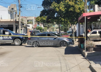 Abandonan vehículo con impactos de bala en la colonia Flores Magón en Mazatlán
