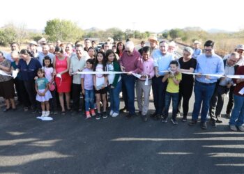 Inicia Rocha el 2025 con la inauguración de otra carretera para comunidades rurales