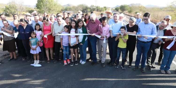 Inicia Rocha el 2025 con la inauguración de otra carretera para comunidades rurales