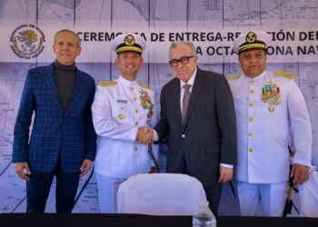 Rocha Moya asiste como invitado a la ceremonia de entrega-recepción del mando de armas de la Octava Zona Naval