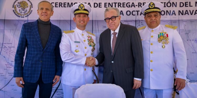 Rocha Moya asiste como invitado a la ceremonia de entrega-recepción del mando de armas de la Octava Zona Naval