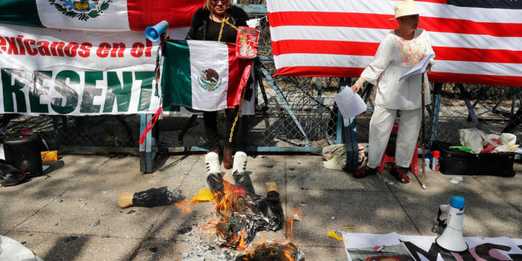 Activistas queman piñata de Trump frente a Embajada de EE.UU. en México